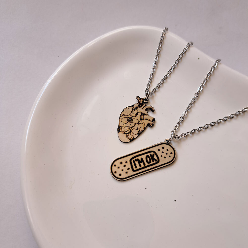  گردنبند مدل قلب و چسب زخم 