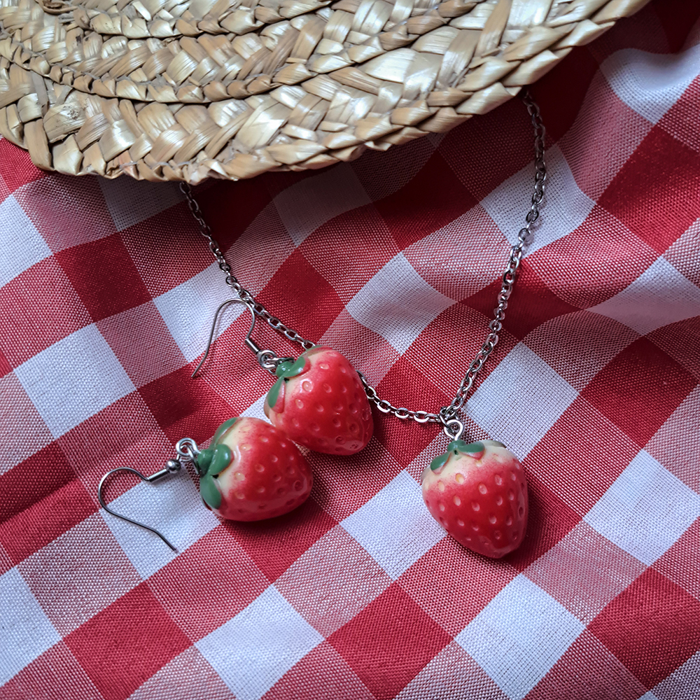  گردنبند و گوشواره طرح توت فرنگی 
