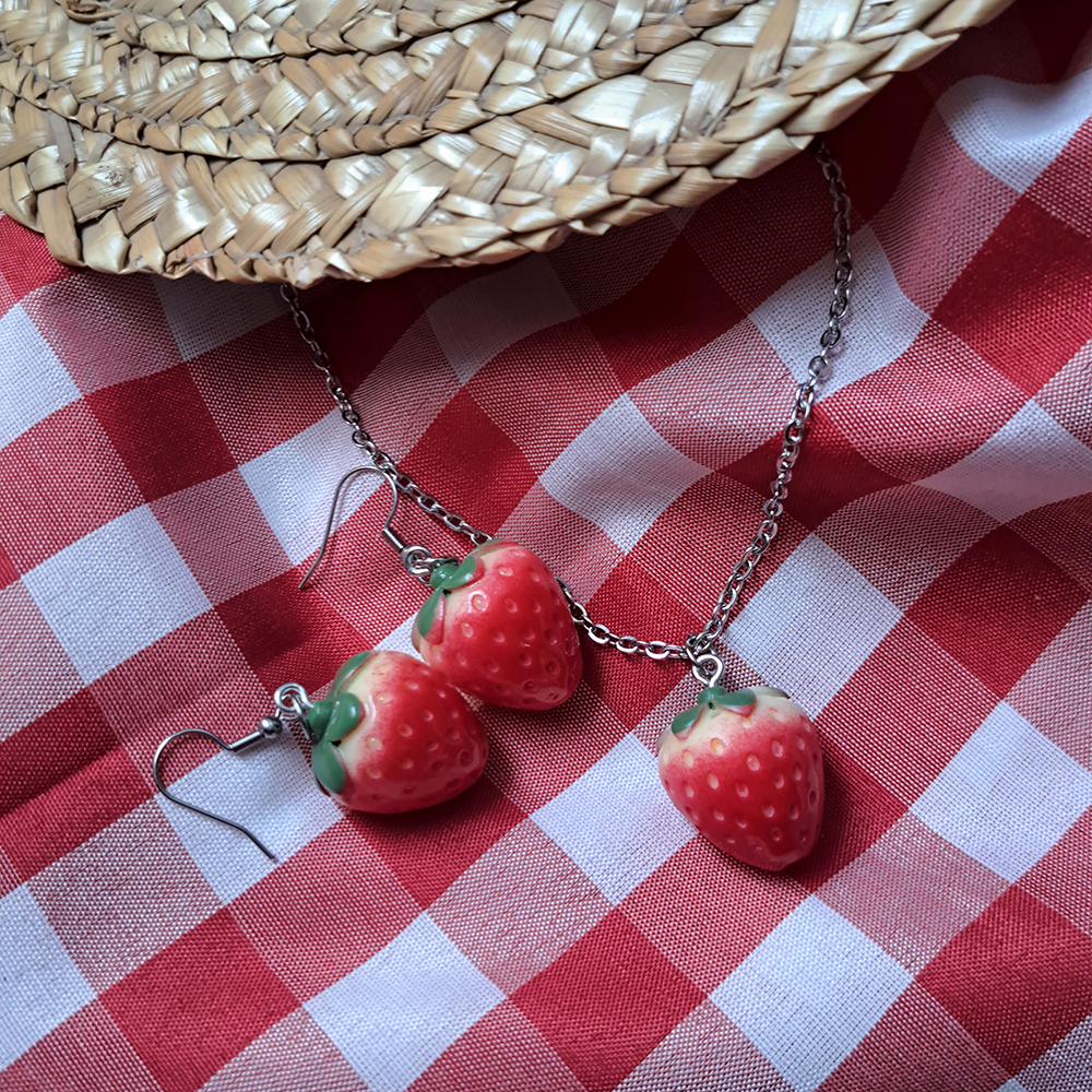  گردنبند و گوشواره طرح توت فرنگی 