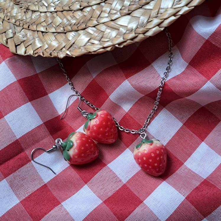 گردنبند و گوشواره طرح توت فرنگی